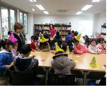 '영유아를 위한 동화구연' 크리스마스맞이 동화구연 및 글짓기 사진자료