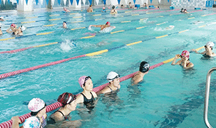 남구국민체육센터에서 수영을 즐기는 구민들