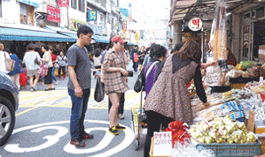 못골시장에서 물건을 구입하는 시민의모습