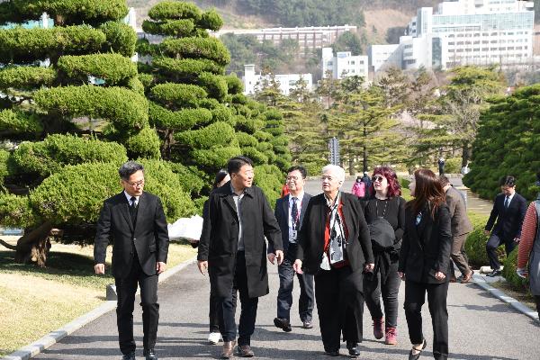 美 부에나파크 시장 유엔기념공원 방문의 파일 이미지