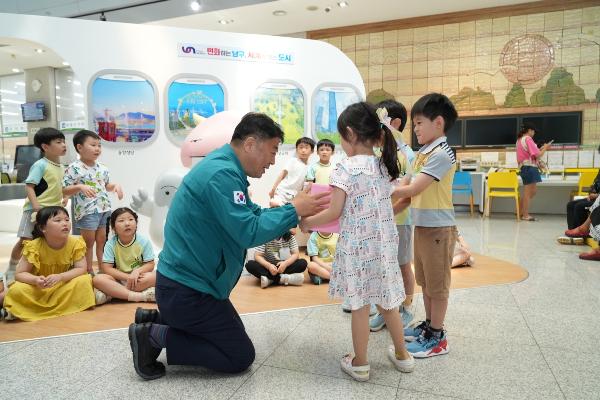 연포초등학교 병설유치원 이웃돕기 성금전달식의 파일 이미지